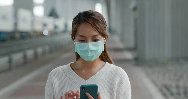 Žena Nosit Lékařskou Masku Používání Mobilního Telefonu Přírodě — Stock fotografie
