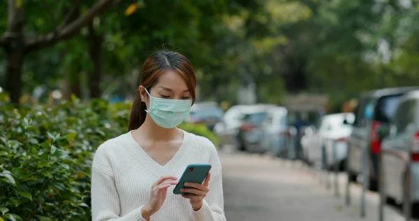 Žena Nosí Masku Používání Mobilního Telefonu Ulici — Stock fotografie