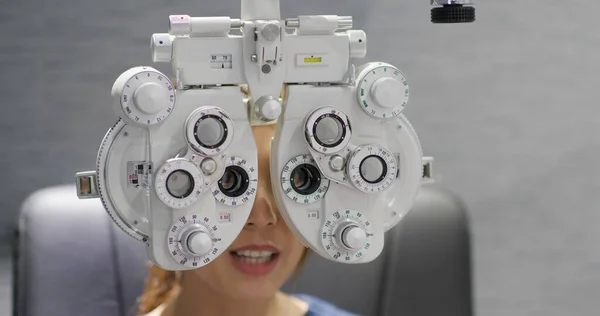 Frau Checkt Ihre Augen Klinik — Stockfoto