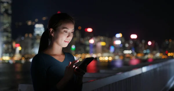 Mulher Olha Para Telefone Inteligente Cidade Noite — Fotografia de Stock