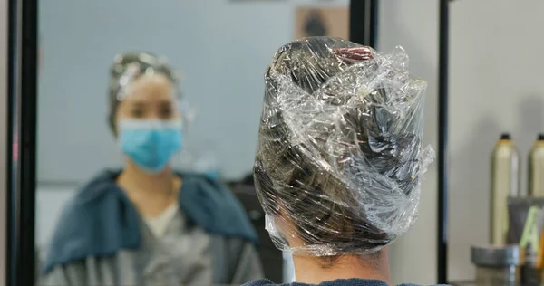 Vrouw Kleurstof Haarkleur Bij Schoonheidssalon — Stockfoto