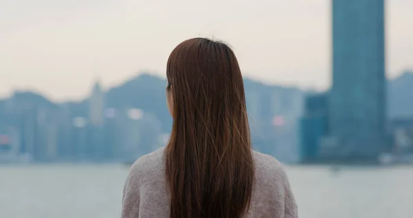 Frauenblick Auf Die Stadt — Stockfoto