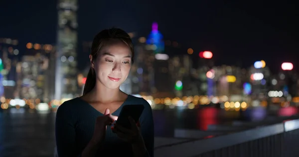 Frau Schaut Nachts Auf Smartphone Der Stadt — Stockfoto