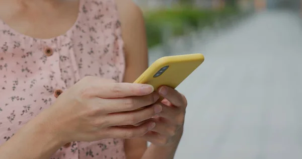 Woman Uses Cellphone Street — Stock Photo, Image