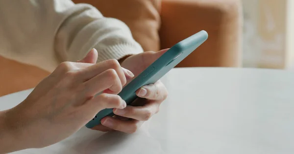 Type Cellphone Sit Sofa — Stock Photo, Image