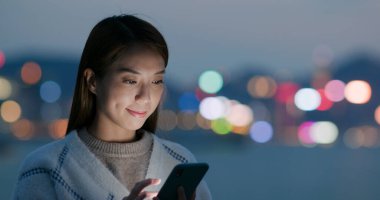 Akşamları akıllı telefon kullanan kadınlar