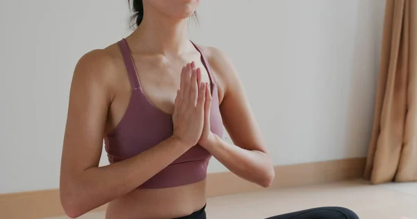 Mujer Hacer Yoga Meditación Casa —  Fotos de Stock
