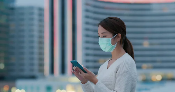 Kvinna Bära Medicinsk Ansiktsmask Och Användning Mobiltelefon Staden Vid Solnedgången — Stockfoto