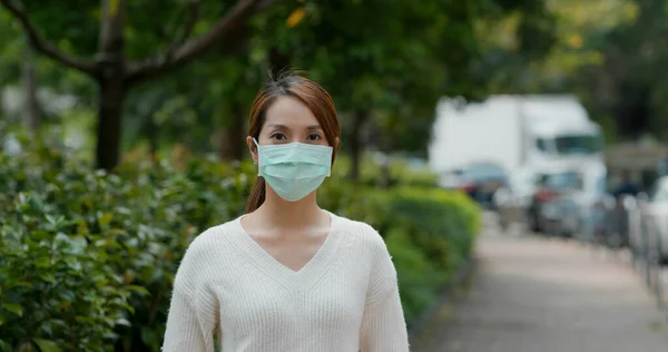 Woman Wear Face Mask Outdoor — Stock Photo, Image