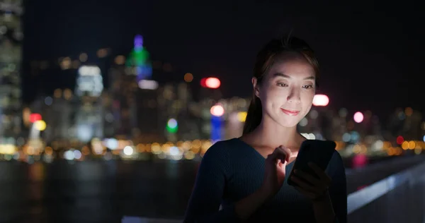 Frau Nutzt Handy Der Nacht — Stockfoto