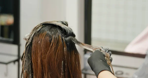 Vrouw Ondergaan Haarbehandeling Bij Schoonheidssalon Kleurstof Haar — Stockfoto