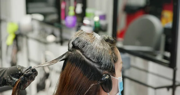 Vrouw Kleurstof Haarbehandeling Salon — Stockfoto