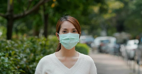 Vrouw Draagt Gezichtsmasker Buiten — Stockfoto