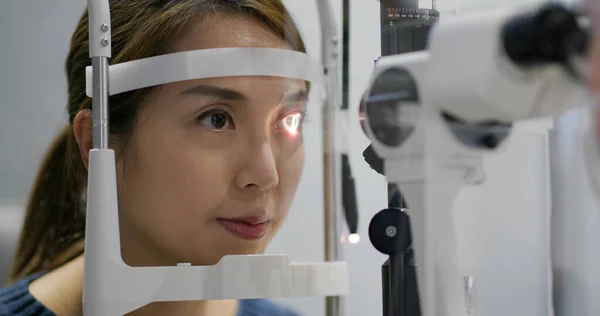 Klinikte Kadın Gözlerini Kontrol Ediyor — Stok fotoğraf