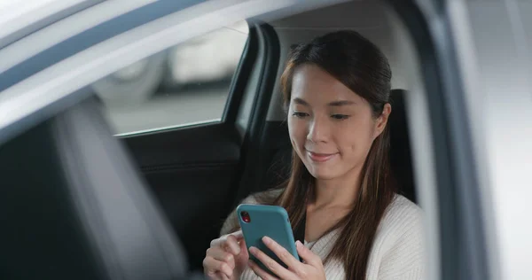 Mulher Usar Telefone Celular Carro — Fotografia de Stock