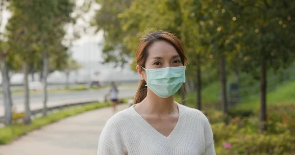 Woman Wear Face Mask Outdoor — Stock Photo, Image
