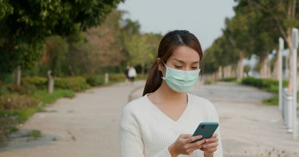 Vrouw Draagt Gezichtsmasker Gebruikt Mobiele Telefoon Straat — Stockfoto