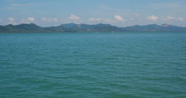 Deniz dağı ve mavi gökyüzü