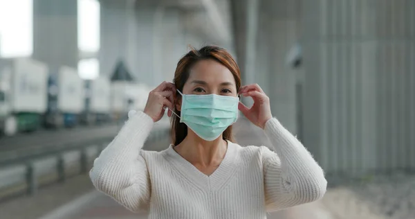 Mujer Usar Máscara Médica Aire Libre — Foto de Stock