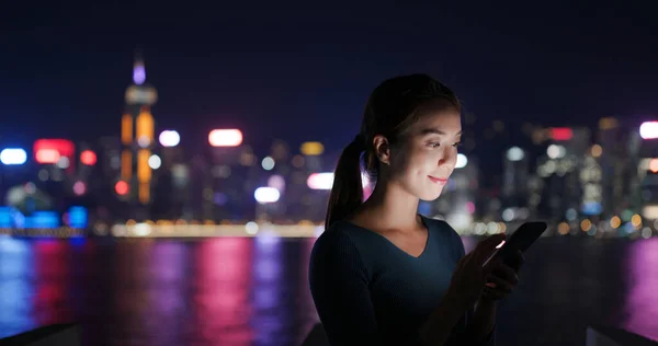 Vrouw Gebruikt Mobiele Telefoon Online Nachts — Stockfoto