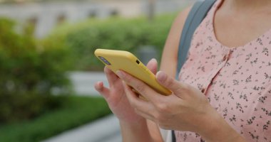 Açık havada akıllı telefon kullanan kadın.