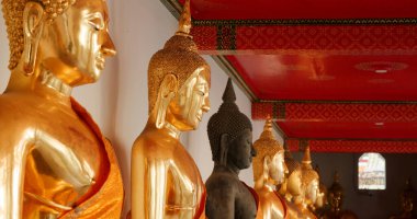 Altın heykel sırası.