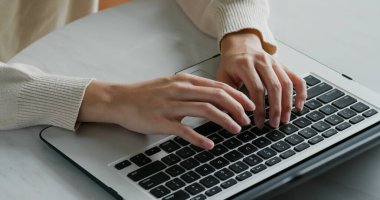 Ev ofisindeki klavyeye yaz