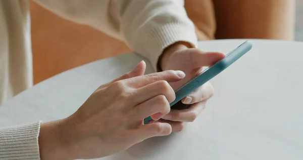 Vrouw Gebruik Van Smart Phone Thuis — Stockfoto