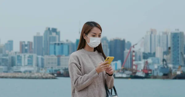 Vrouw Draagt Gezichtsmasker Maakt Gebruik Van Mobiele Telefoon — Stockfoto