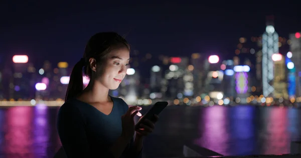 Mujer Utiliza Teléfono Celular Línea Por Noche — Foto de Stock