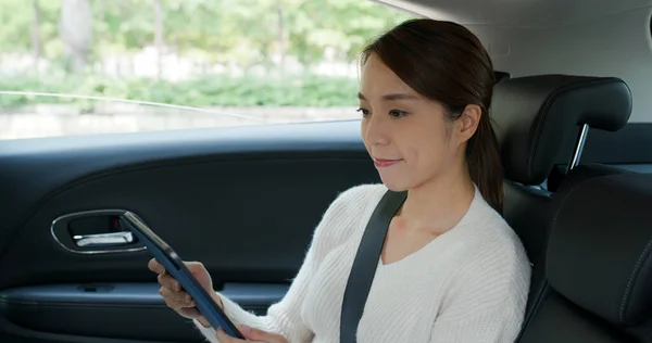 Mulher Senta Carro Uso Computador Tablet — Fotografia de Stock