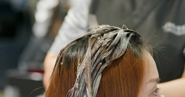 Mujer Someterse Tratamiento Cabello Salón Belleza Color Tinte Cabello —  Fotos de Stock