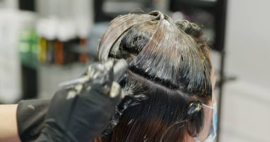 Kadın kuaföre gider.