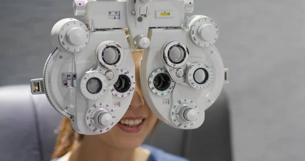 Žena Kontroluje Své Oko Klinice — Stock fotografie