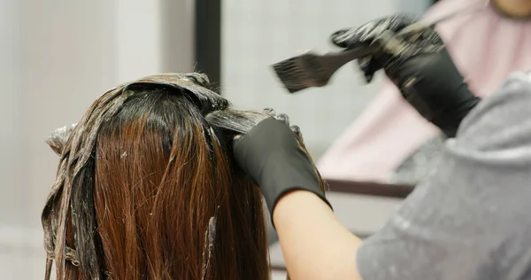 Mulher Sofre Tratamento Cabelo Salão Beleza Cor Tintura Cabelo — Fotografia de Stock