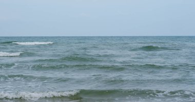 Okyanus dalgaları sahile çarpıyor.