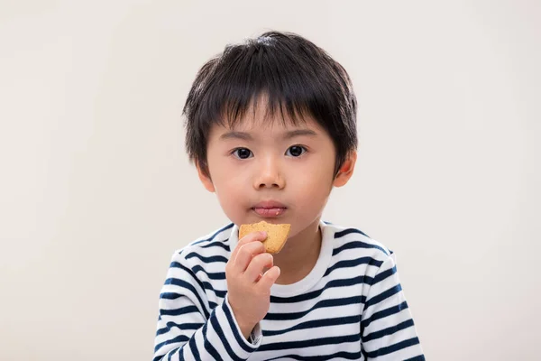 Kid Boy Jeść Ciasteczka Białym Tle — Zdjęcie stockowe