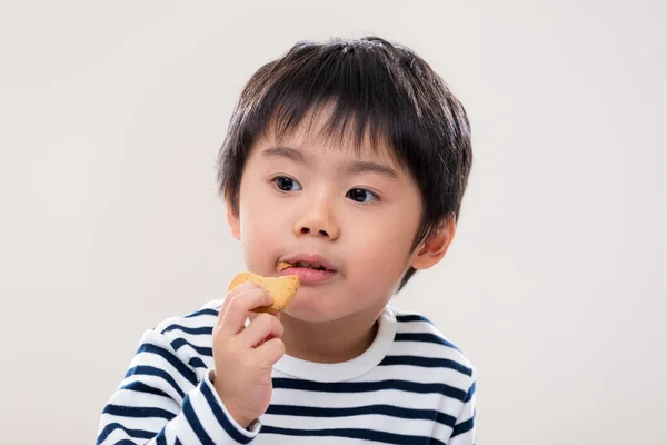 Asiatisk Pojke Äter Kaka Vit Bakgrund — Stockfoto