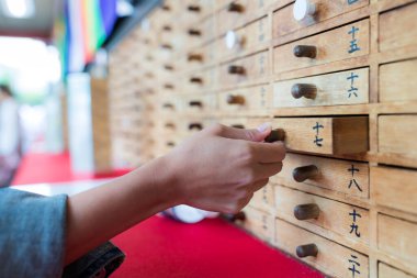Tokyo, Japonya 22 Haziran 2019: Omikuji, Sensoji Asakusa Tapınağı 'ndaki çekmecede Kağıt Serveti