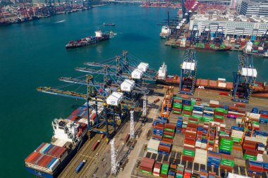 Kwai Tsing, Hong Kong 27 Kasım 2019: Hong Kong konteynır limanında İHA uçuşu