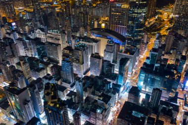 Kowloon şehri, Hong Kong 21 Nisan 2020: Geceleri Hong Kong şehrinin en iyi manzarası
