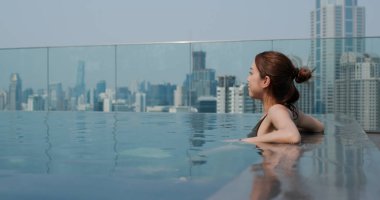 Kadın sonsuz yüzme havuzunda oturur