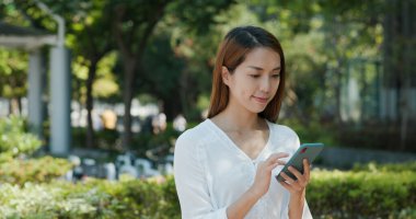 Şehirde kadın cep telefonu kullanımı