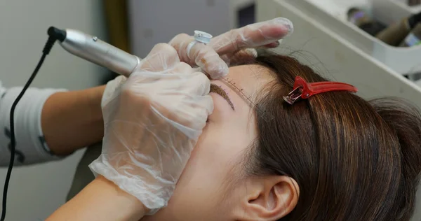 Mulher Sofre Microblading Sobrancelha Composição Permanente — Fotografia de Stock