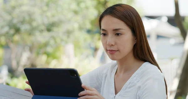 Woman Use Tablet Outdoor — Stock Photo, Image