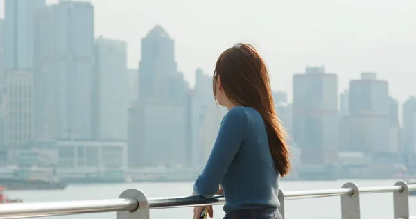 Mujer Mira Ciudad Hong Kong —  Fotos de Stock