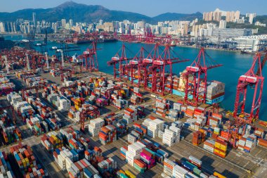 Kwai Tsing, Hong Kong 24 Kasım 2019: Kargo konteynır limanının üst görüntüsü