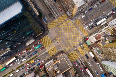 Sham Shui Po, Hong Kong 09 Ekim 2019: Hong Kong şehir trafiğinin yukarıdan aşağı görüntüsü