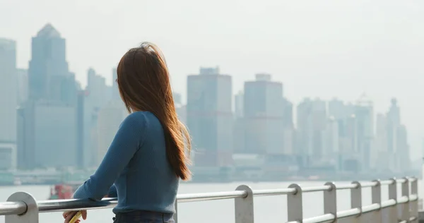 Mulher Olha Para Cidade Hong Kong — Fotografia de Stock