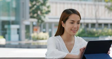 İş kadını tablet bilgisayar kullanıyor